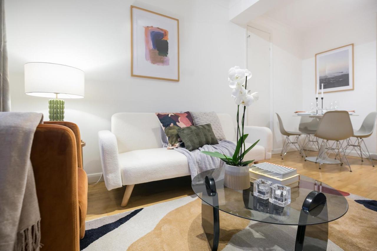 Perfectly Located 1 Bed Apartment Above Tube Station London Exterior foto