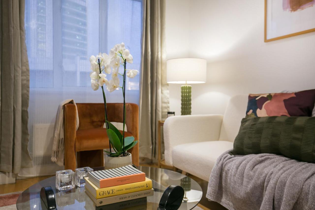 Perfectly Located 1 Bed Apartment Above Tube Station London Exterior foto