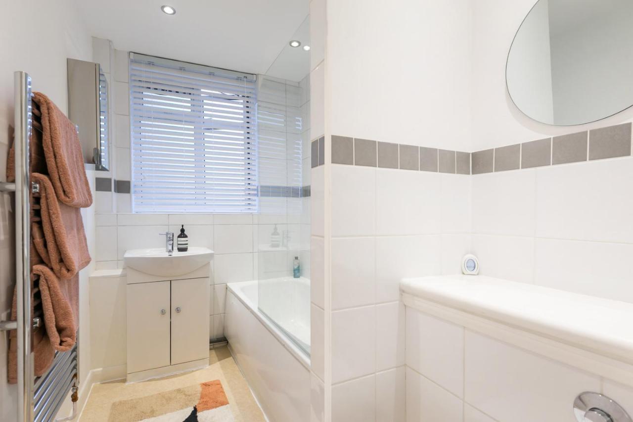 Perfectly Located 1 Bed Apartment Above Tube Station London Exterior foto