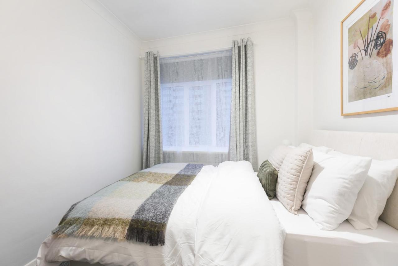 Perfectly Located 1 Bed Apartment Above Tube Station London Exterior foto