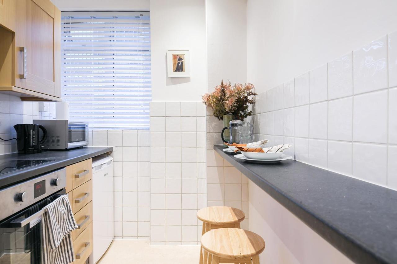 Perfectly Located 1 Bed Apartment Above Tube Station London Exterior foto