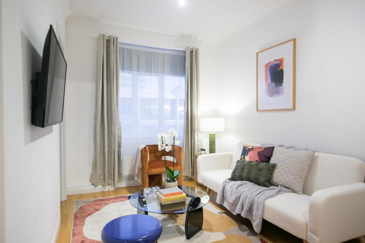 Perfectly Located 1 Bed Apartment Above Tube Station London Exterior foto