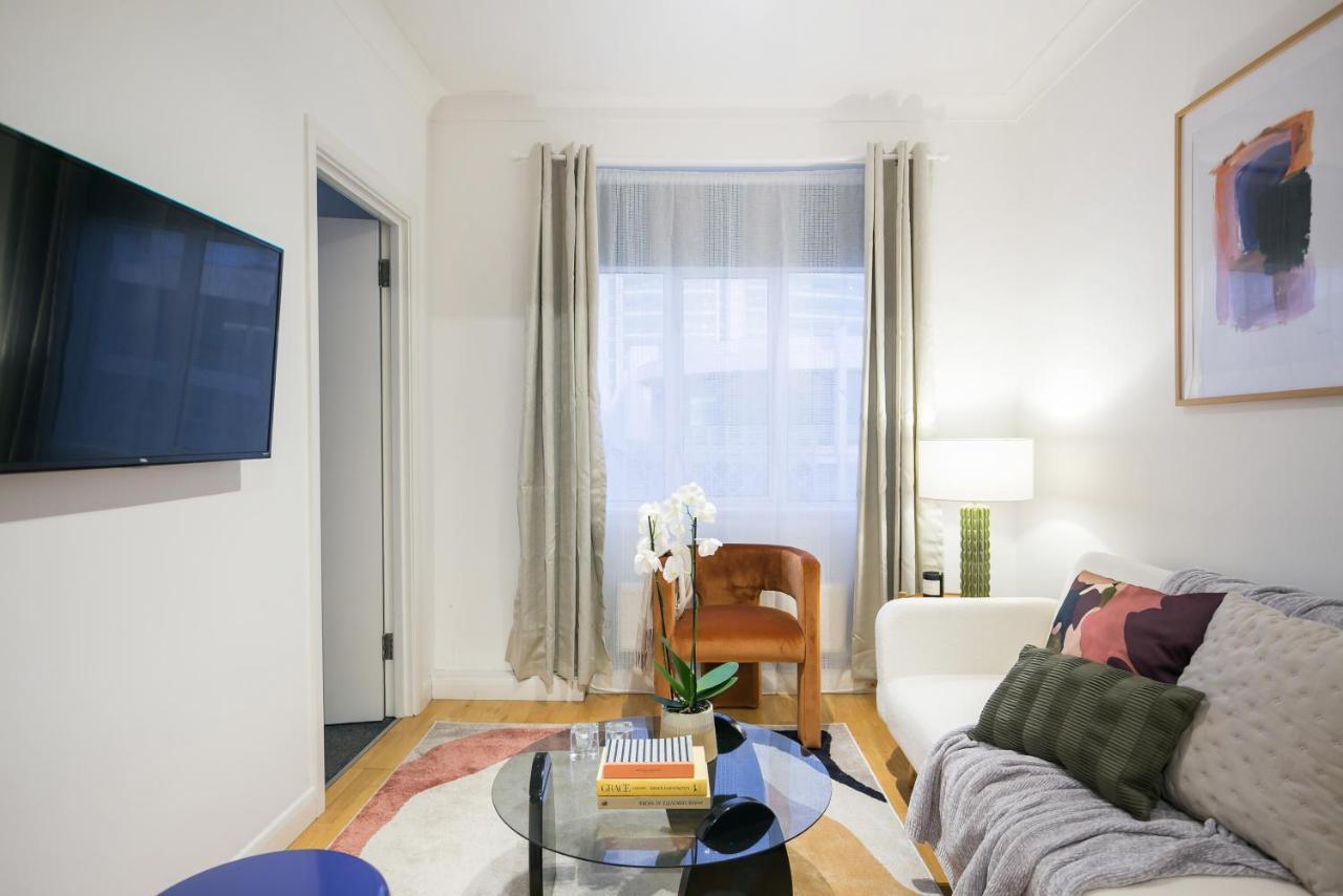 Perfectly Located 1 Bed Apartment Above Tube Station London Exterior foto