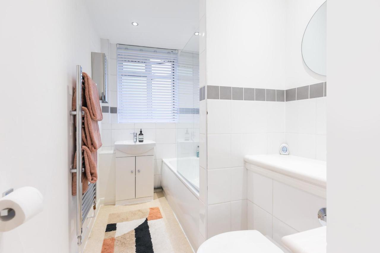 Perfectly Located 1 Bed Apartment Above Tube Station London Exterior foto