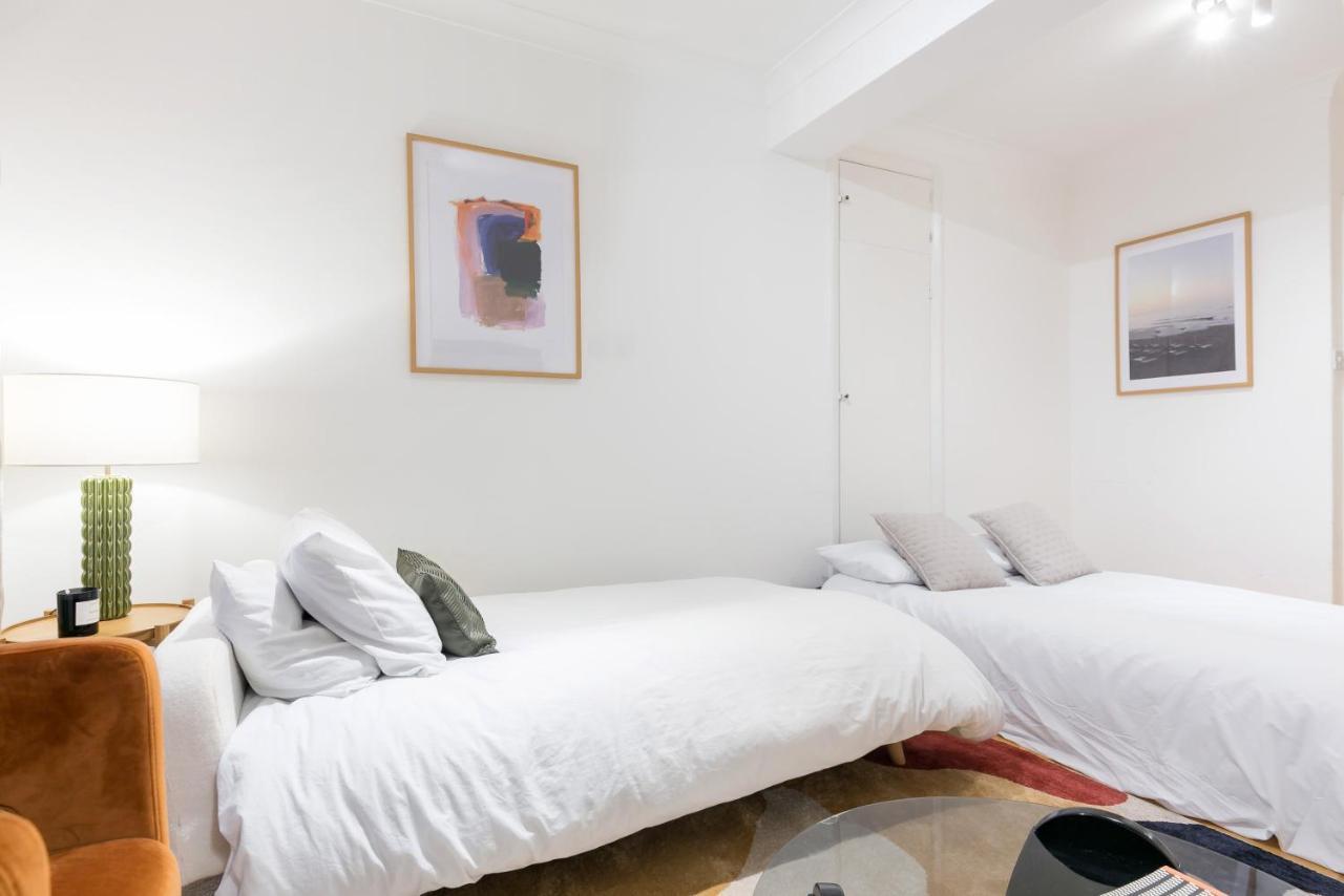 Perfectly Located 1 Bed Apartment Above Tube Station London Exterior foto